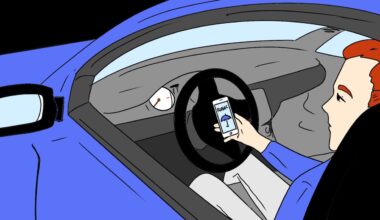 Использование телефона за рулем может повлиять на цену ОСАГО